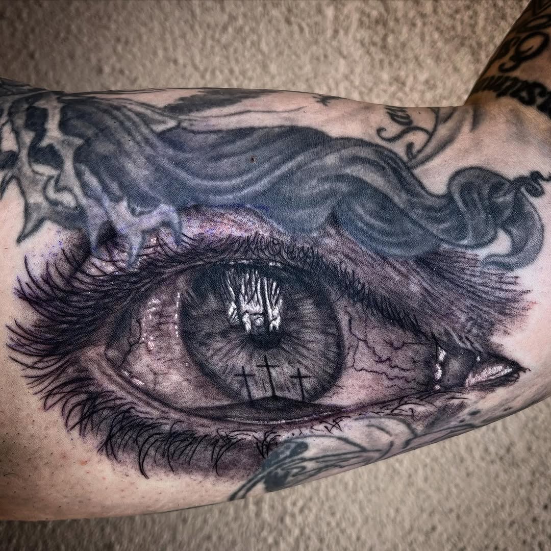 Gap filler on my bud @jeffmichael_702 always fun to do . We put 3 crosses in the iris. Thanks for the trust. Dm or text to book an appointment. 
Done 