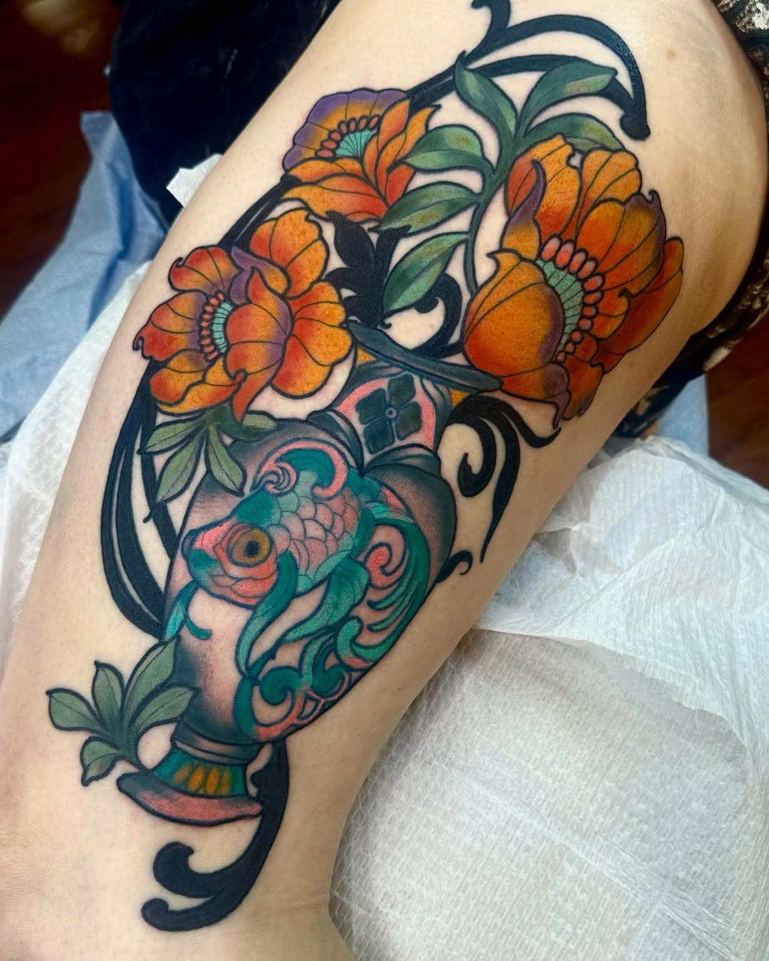 Finished this up today! 
More of this please.

#vase#vasetattoo#neotraditional#neotraditionaltattoo#chicagotattooartist#chicagofemaletattooartist#midw