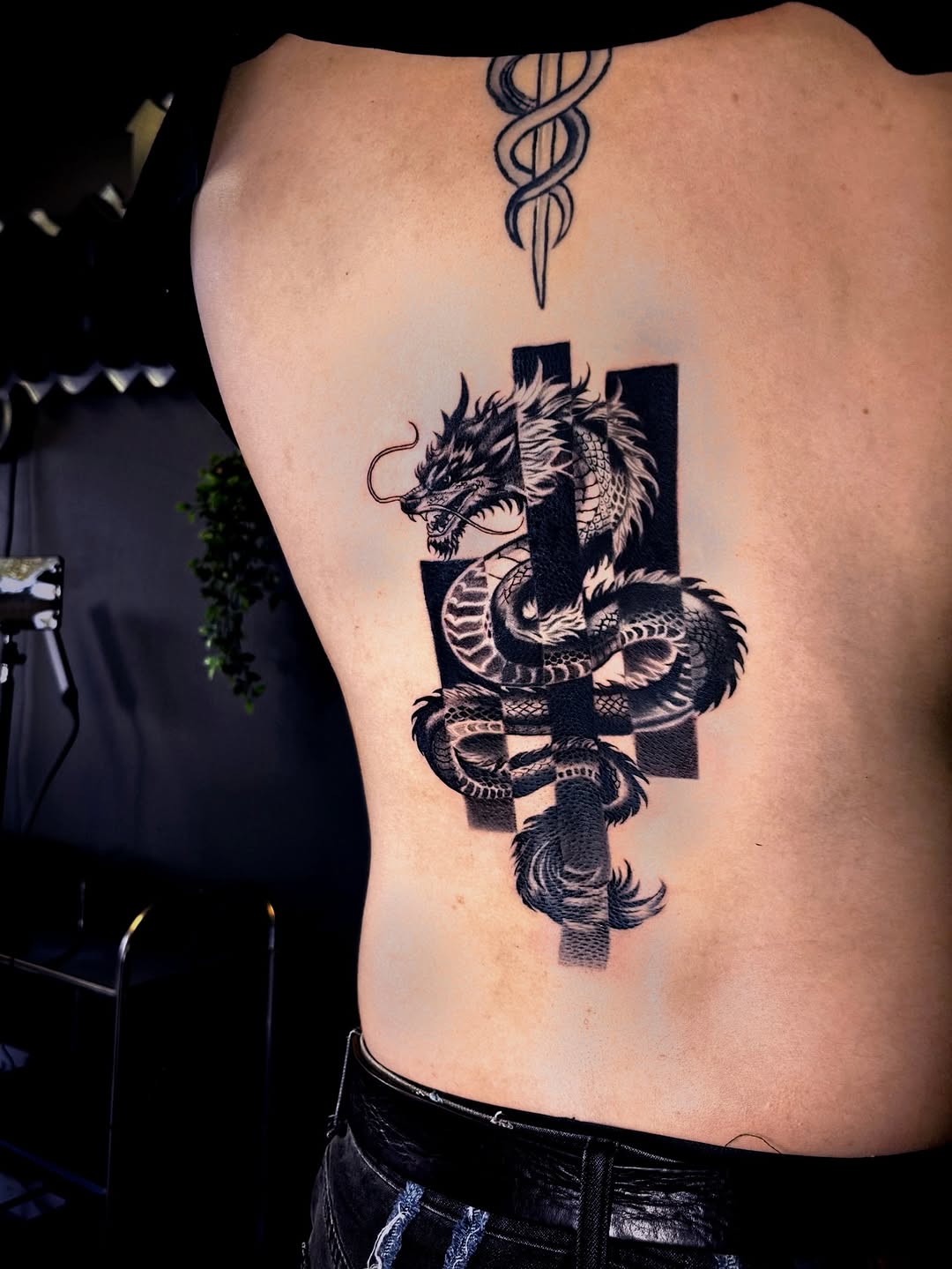 Shoutout to my client for the patience on this negative space dragon This one was a process ‍
.
.
.
#tattooartist #tattoojhb #femaletattooartist #tatt