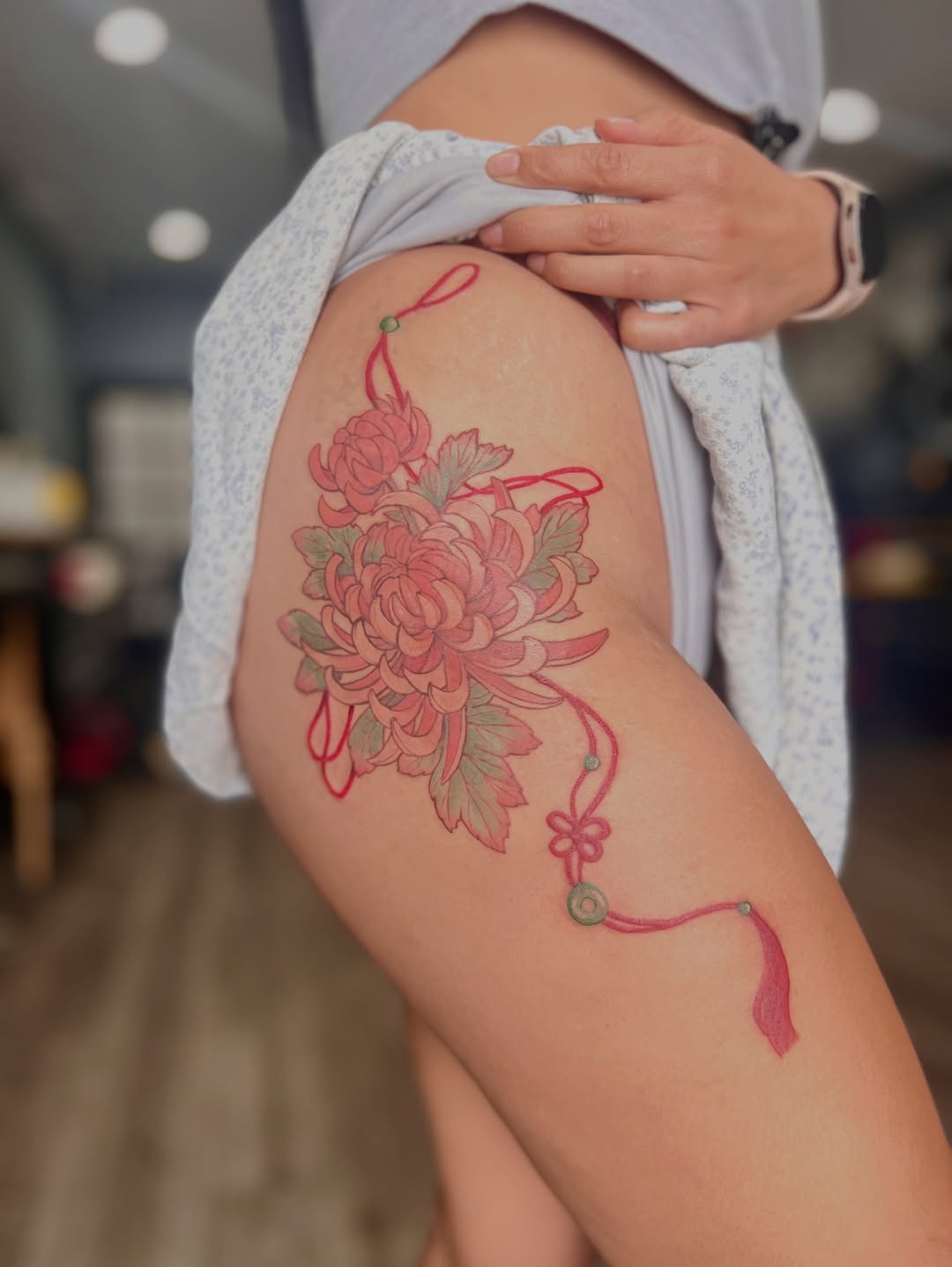 a blushing chrysanthemum 
a still photo  ‧₊˚ ⋅
hope you guys have an easy monday 
՞. .՞
#tattoo #tattooartist #tattooapprentice #colortattoos #chrysan