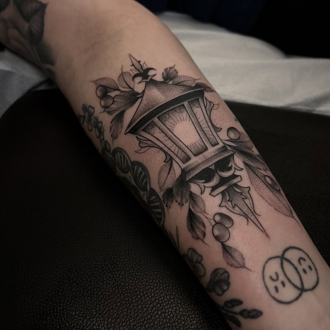 Loved doing this lantern today for Kelsey, Thank you for the trust you were so sweet!! 

#finelinetattoo #tattoo #fineline #tattooartist #tattoos #tat