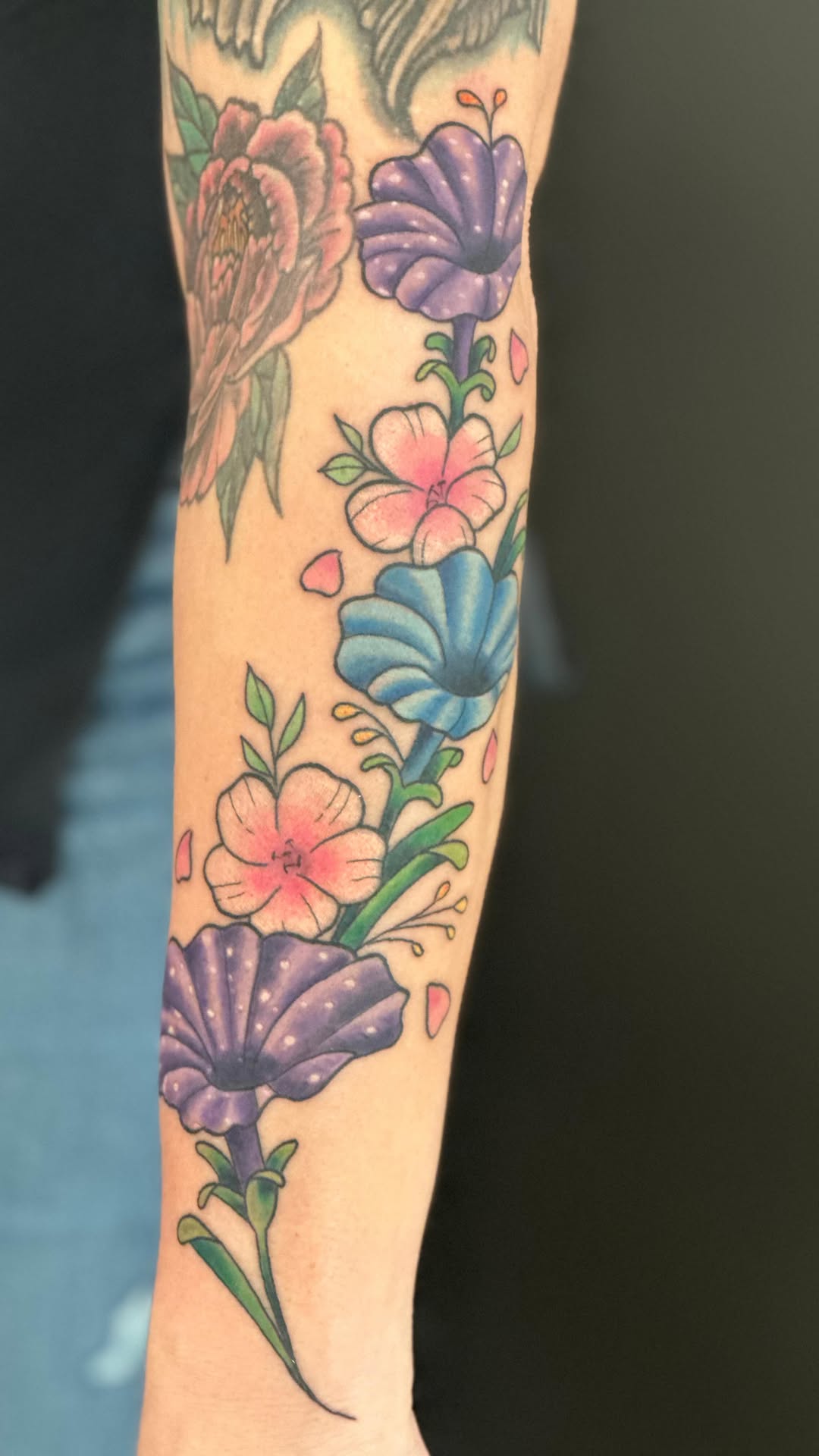 It’s always a good day when I can tattoo flowers #tattoo #tattooartist #ink #flowertattoo #earlybirdtattoocompany