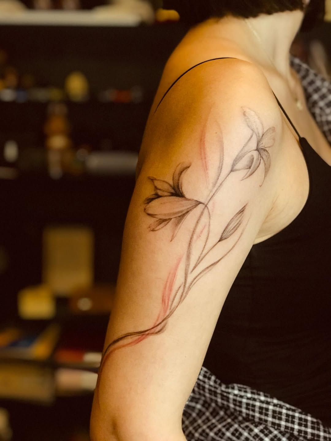 Lilyumun zarafeti, ten üzerinde hayat buldu…
Omuzdan kola süzülen bu ince form; saflık, yeniden doğuş ve güçlü bir duruşu temsil ediyor.
Minimal çizgi