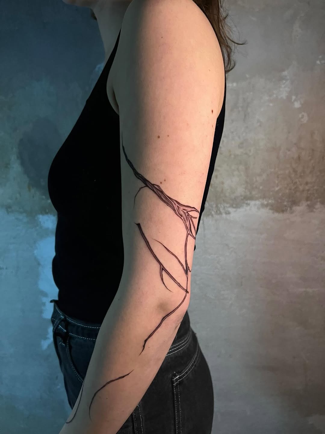 Planta surrealista trepa en el brazo de @eligallinal ✨ Trabajo realizado en el 2025 en @soberana.estudio . 
Estoy agendando abril y mayo, luego de est