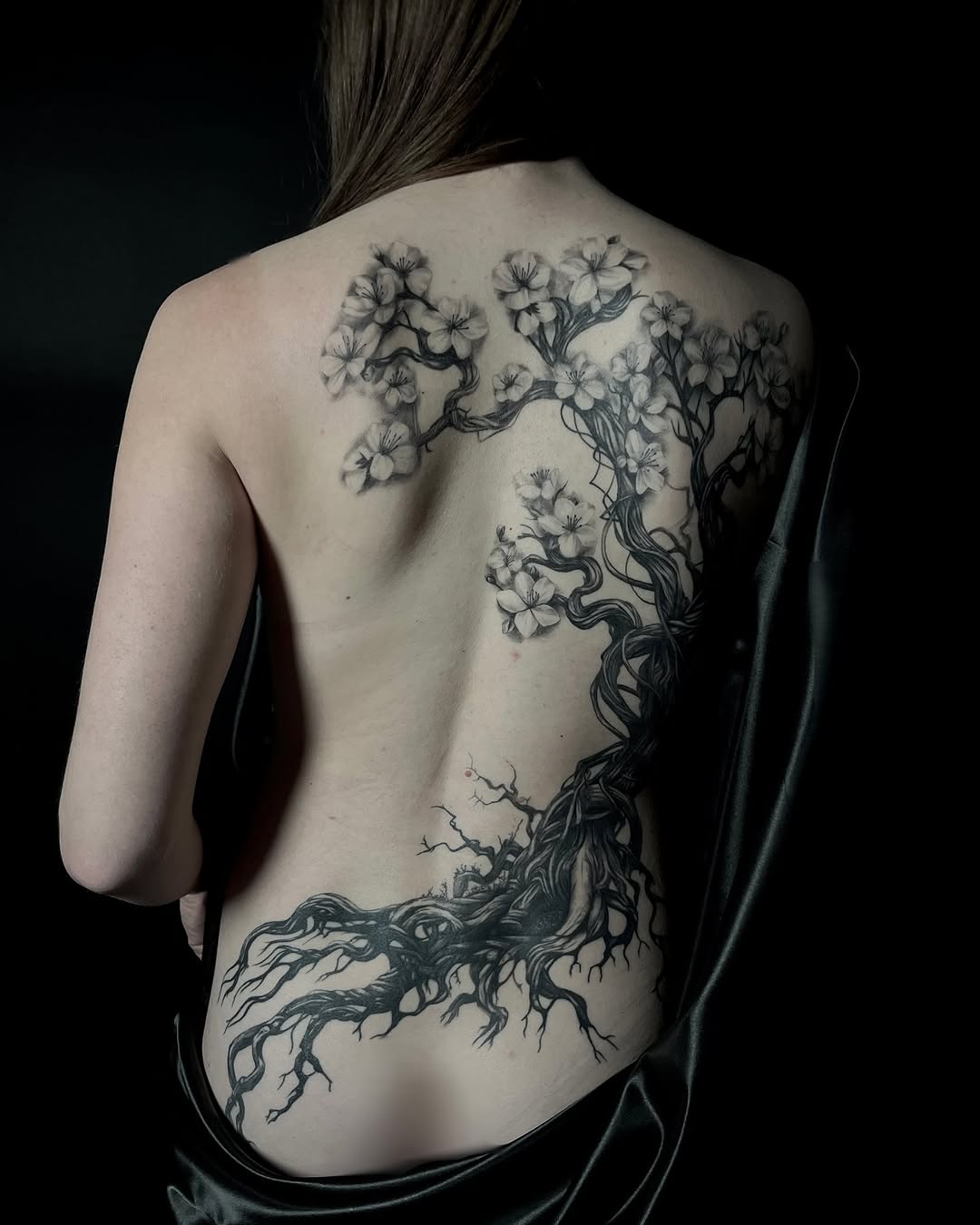 Renaissance en fleurs  
Recouvrir un ancien tatouage, c’est parfois tourner une page, parfois écrire une toute nouvelle histoire.
Sur le dos de ma cli