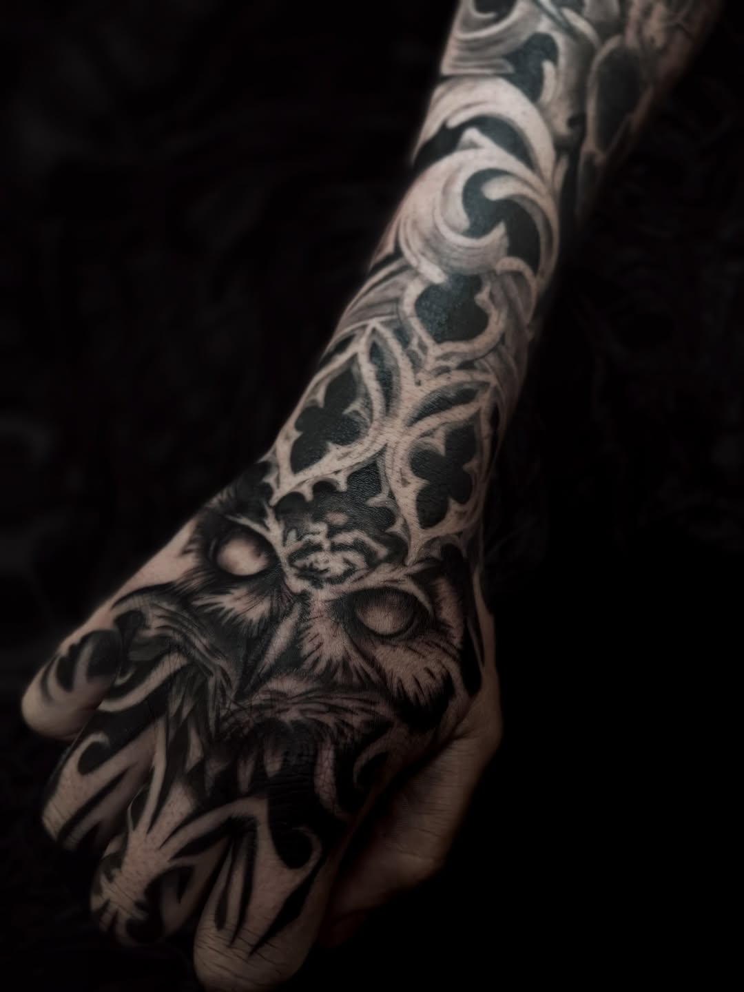  Gardienne de l’ombre.
Une chouette au cœur de la pièce, avec un travail ornemental inspiré du baroque et du gothique.
Toujours un plaisir 
.
Tatouage