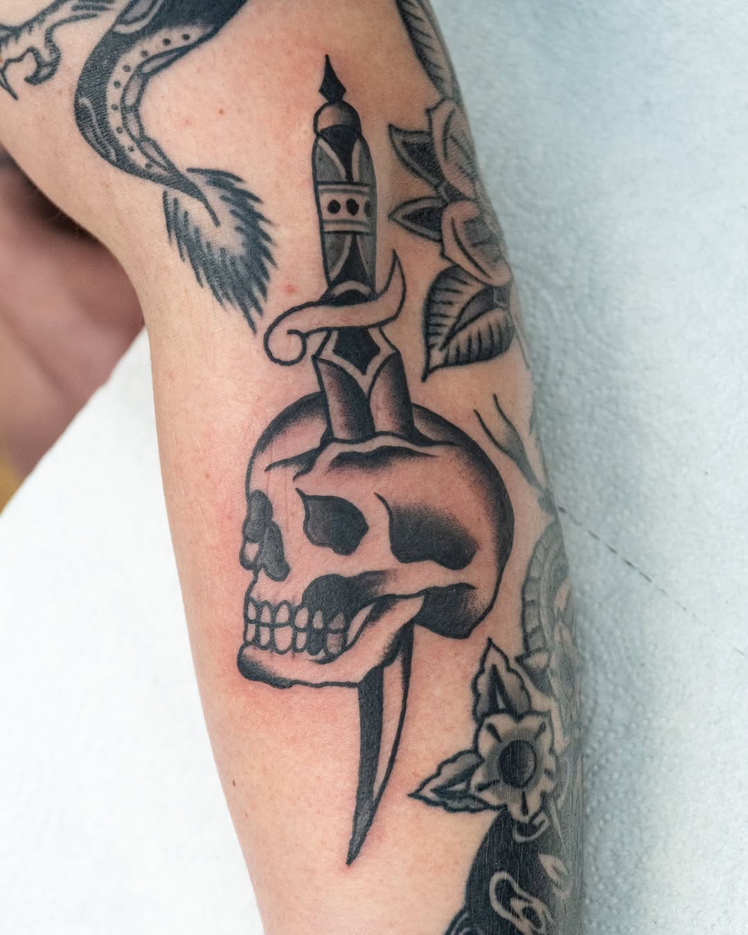 Skull and dagger tattoo from my flash! Hit the link in my bio to book!
#traditionaltattooflash #flashtattoo