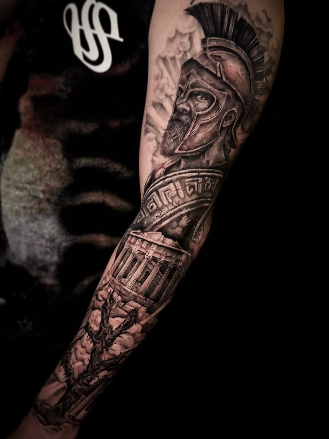 Some progress on this fun sleeve I’ve been working on! Can’t wait to show you what we’ve got cooking for the inside ‍ 

.

.

.

.

#blackandgreytatto