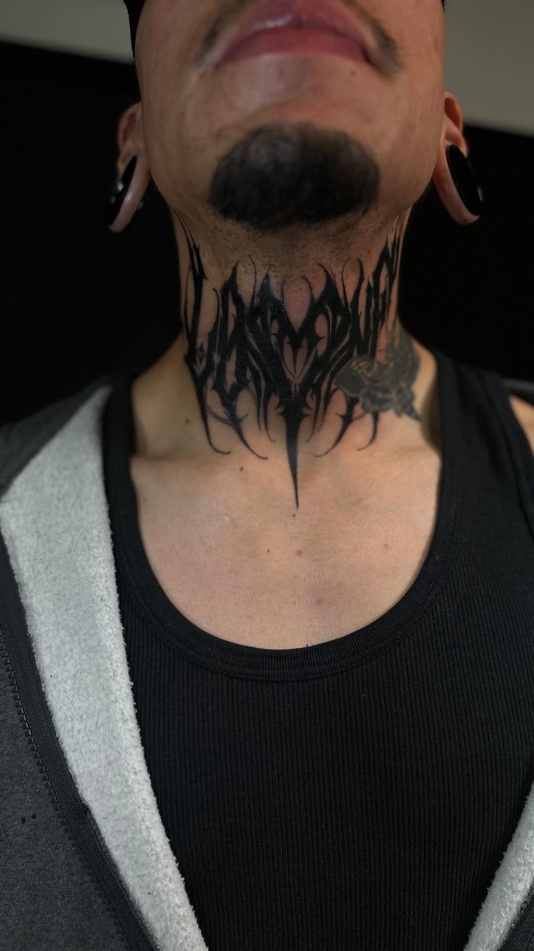 ✨Lettering en el cuello!!️ #blackmetal #typography #lasvegas #tatuajesbonitos