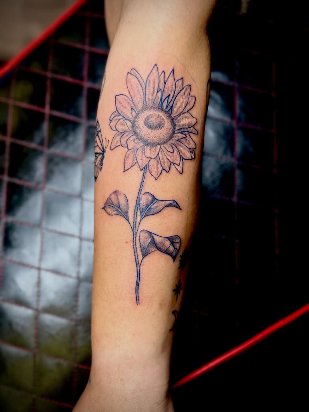 Beautiful Sunflower  done! 

#flowertattoos #tattoo #flowerstagram #raleighnc #floral 

@dynamiccolor @kwadron @fkirons @crybaby_tattooco