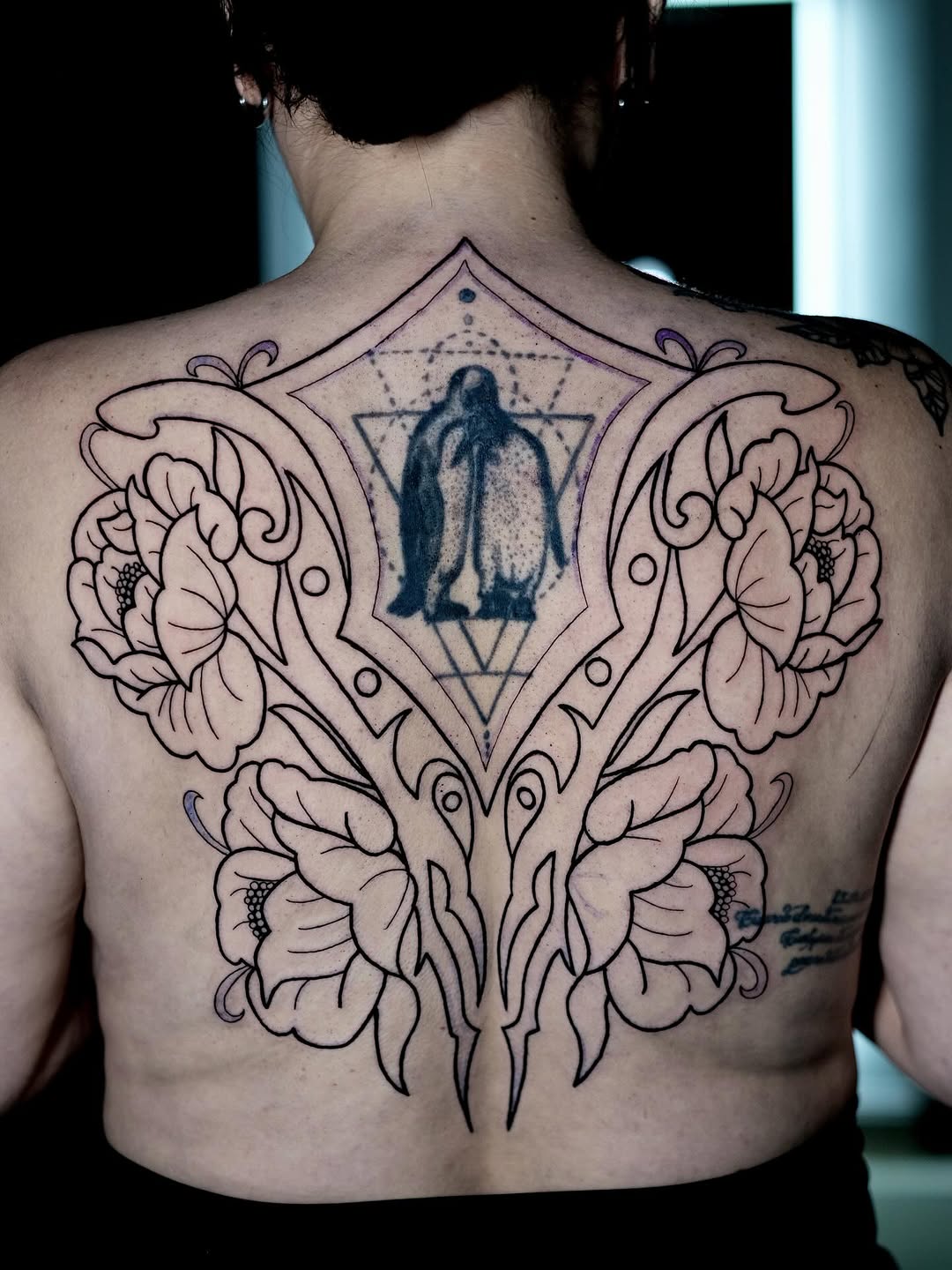 Primera sesión de este cover en proceso 
Trabajando sobre un tatuaje previo de pingüinos, empezamos a construir una pieza ornamental con base en Black