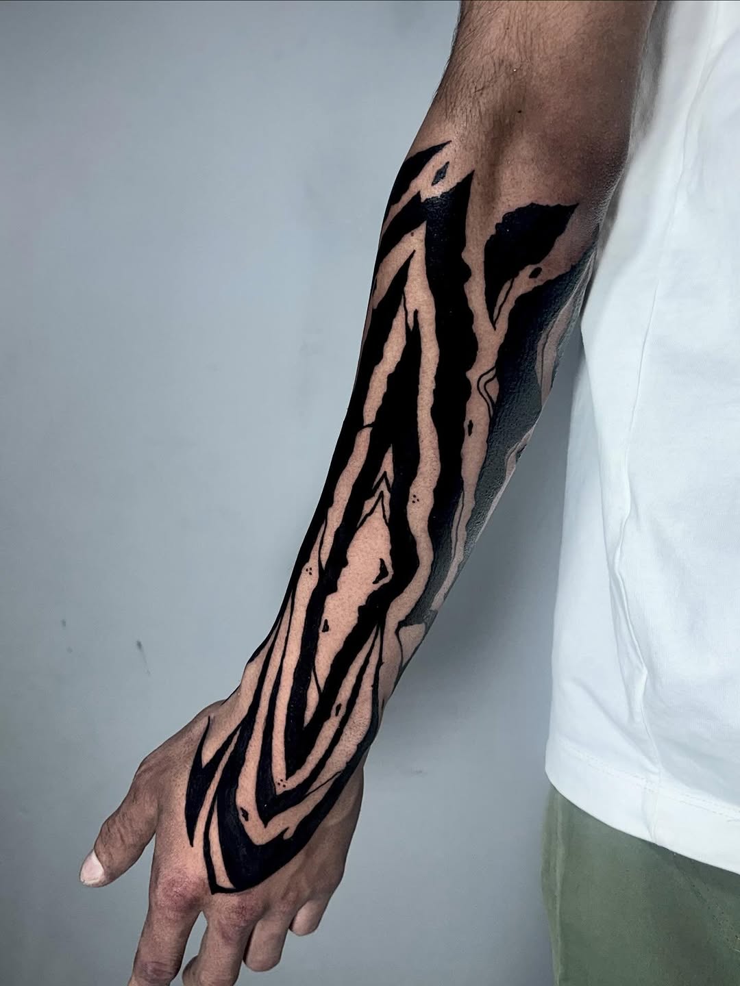 Blackout que fluye con la anatomía ⚫️
Diseño orgánico que rompe y deja respirar la piel.

Cada corte y negativo está pensado para dar movimiento y con