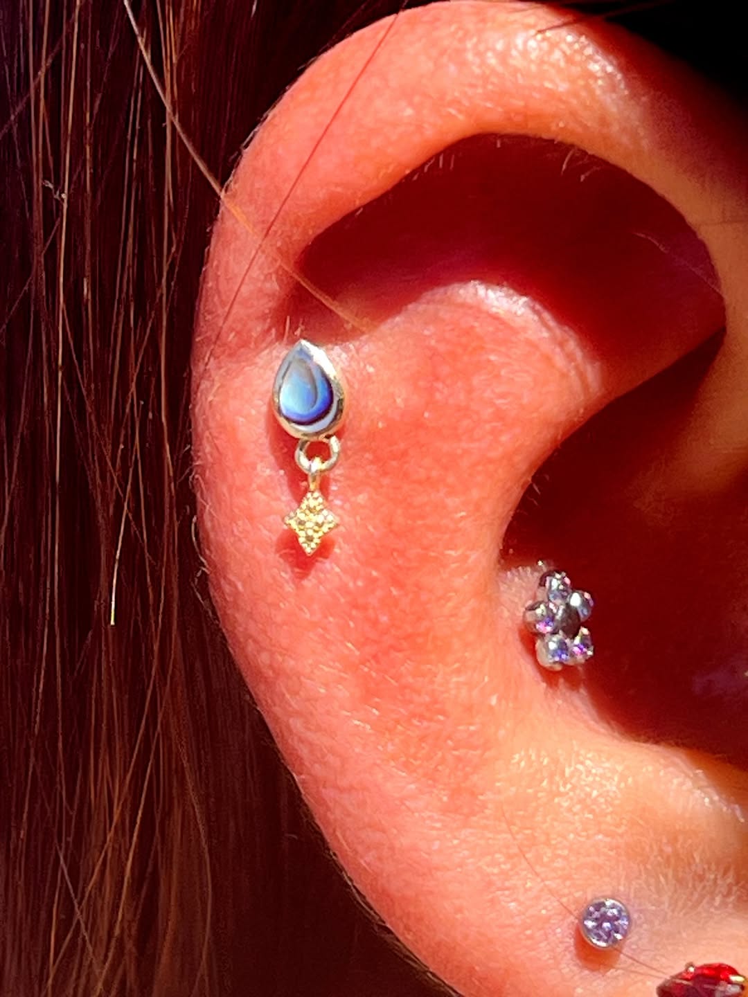 This piece from @khrysospiercingjewelry was in the mail longer than it was on my shelf!

✨Jewelry: Oceanica (14k yellow gold)

Thank you @suz_zzanj fo