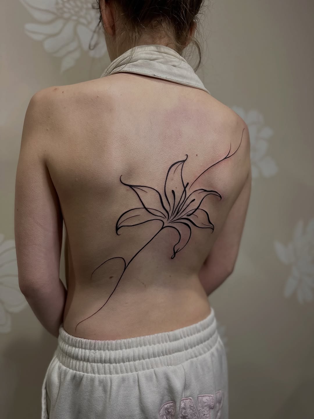 Gorgeous back piece for my lovely client! This is her first tattoo and she went big!   

#dmvtattooartist #illustrativetattoo #blackworktattoo