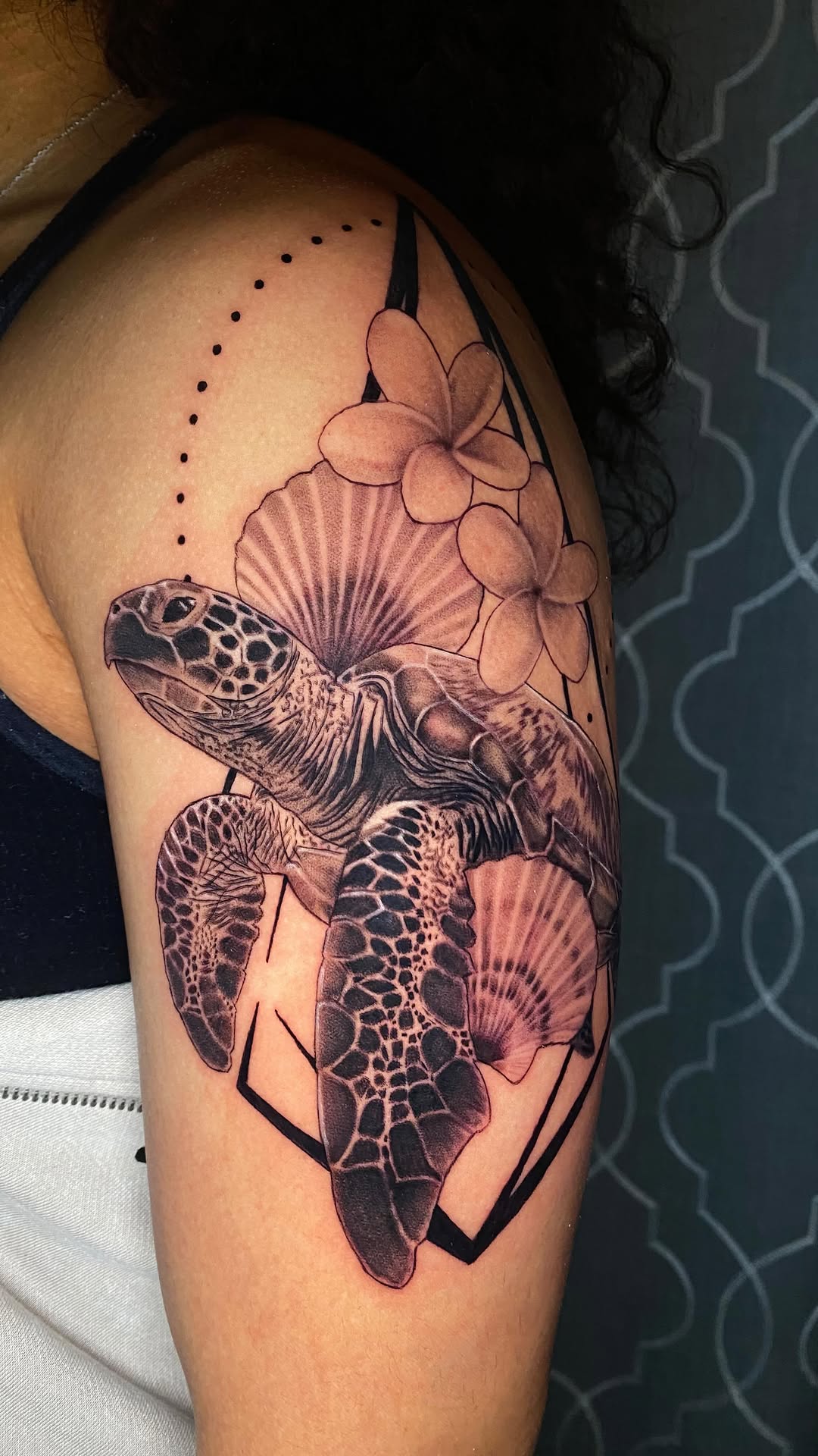 This was one of my custom designs. My client decided to start a Hawaiian themed sleeve  
@pandoratattoostudio @bishoprotary @hustlebutterdeluxe  @vulc