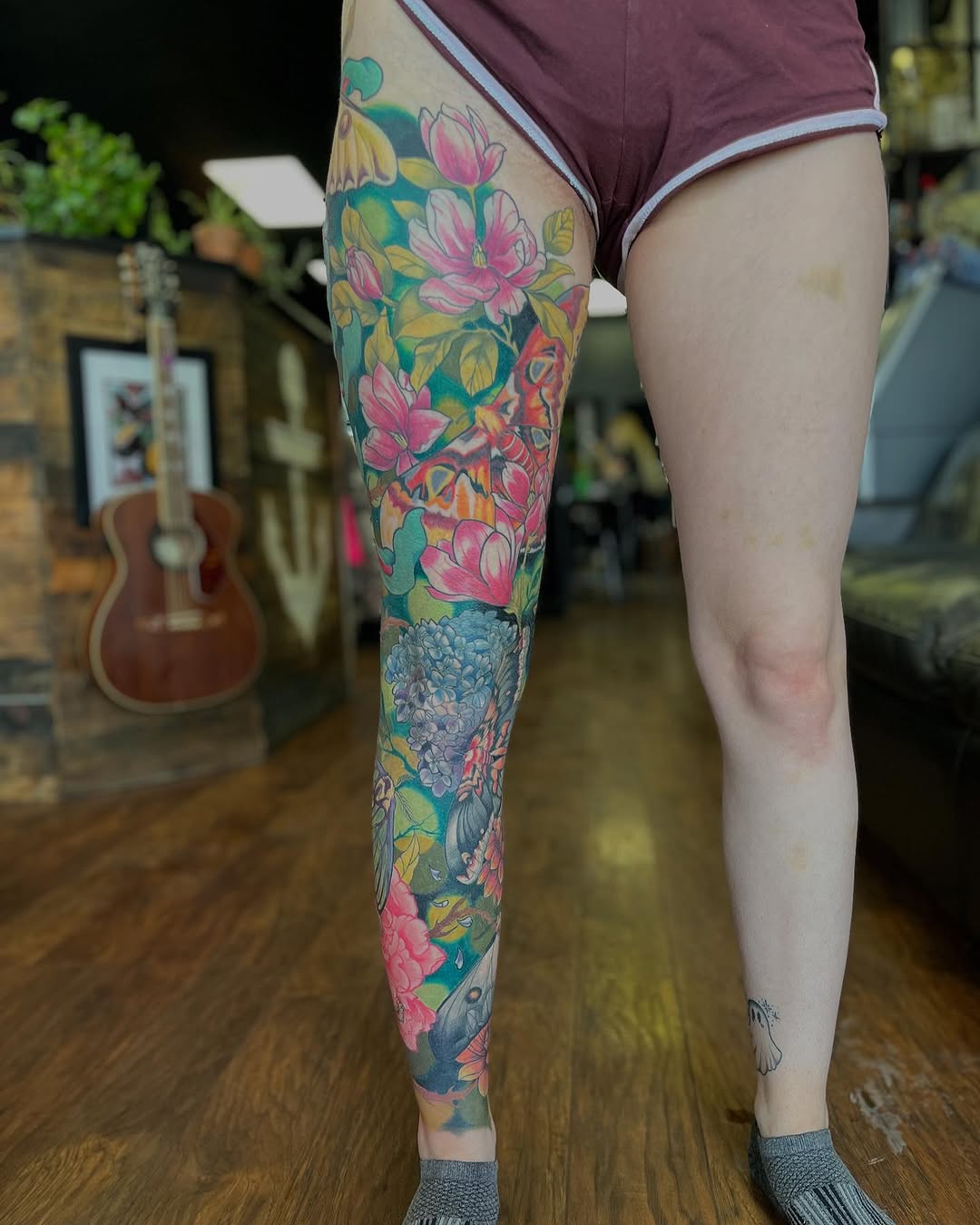 Finished this bigass leg sleeve on @aleshiafindley.art !! Thanks for being so tough and letting me pimp out your leg 

I would love to tattoo more lar