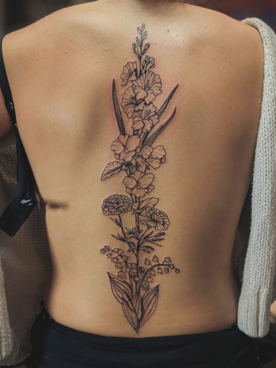 Birth flower spine piece for @wiwy.spams from today
