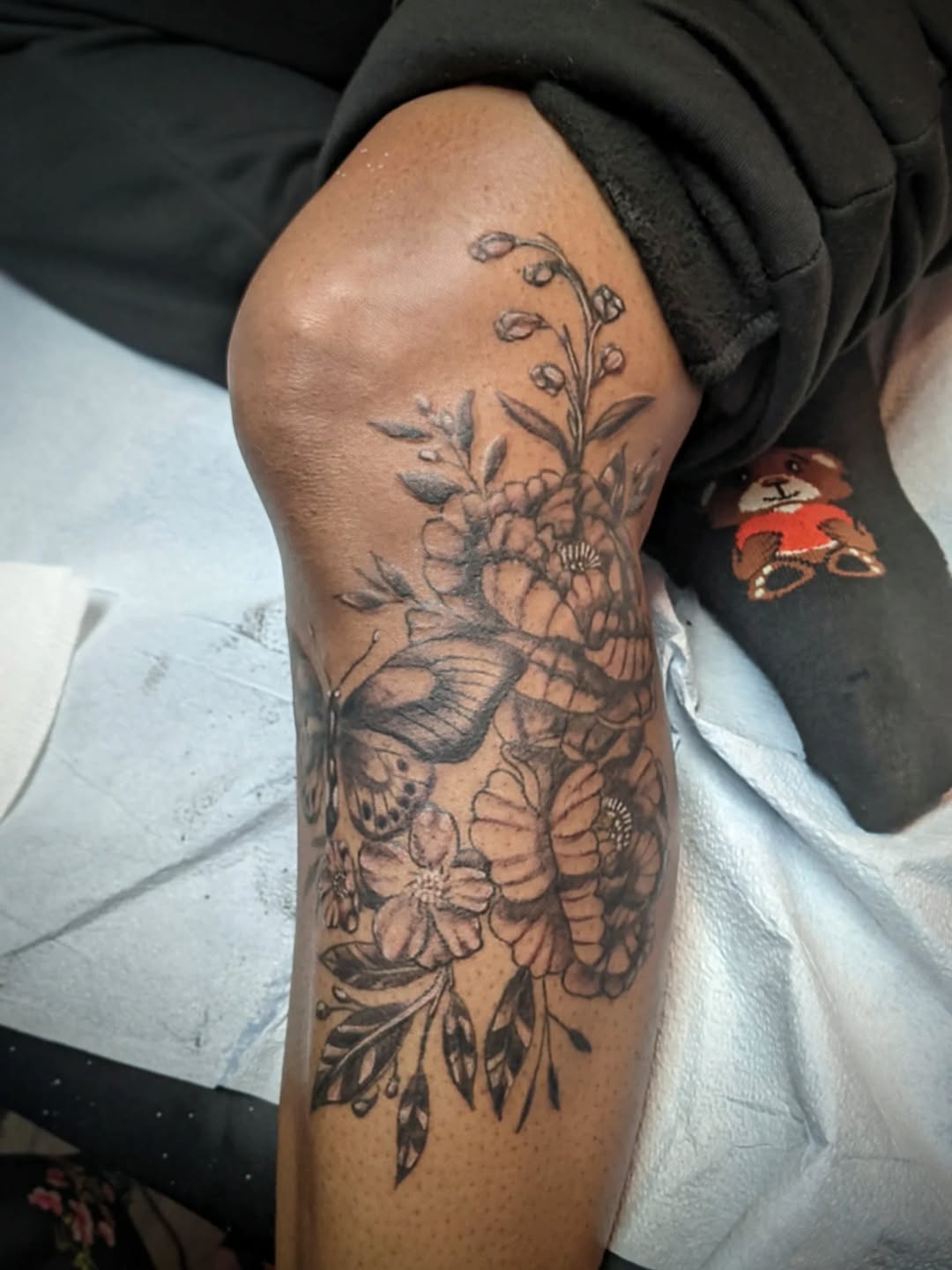 Finished this floral knee piece for one of my favs @allaboutalisha_13!! The line work is healed in these.