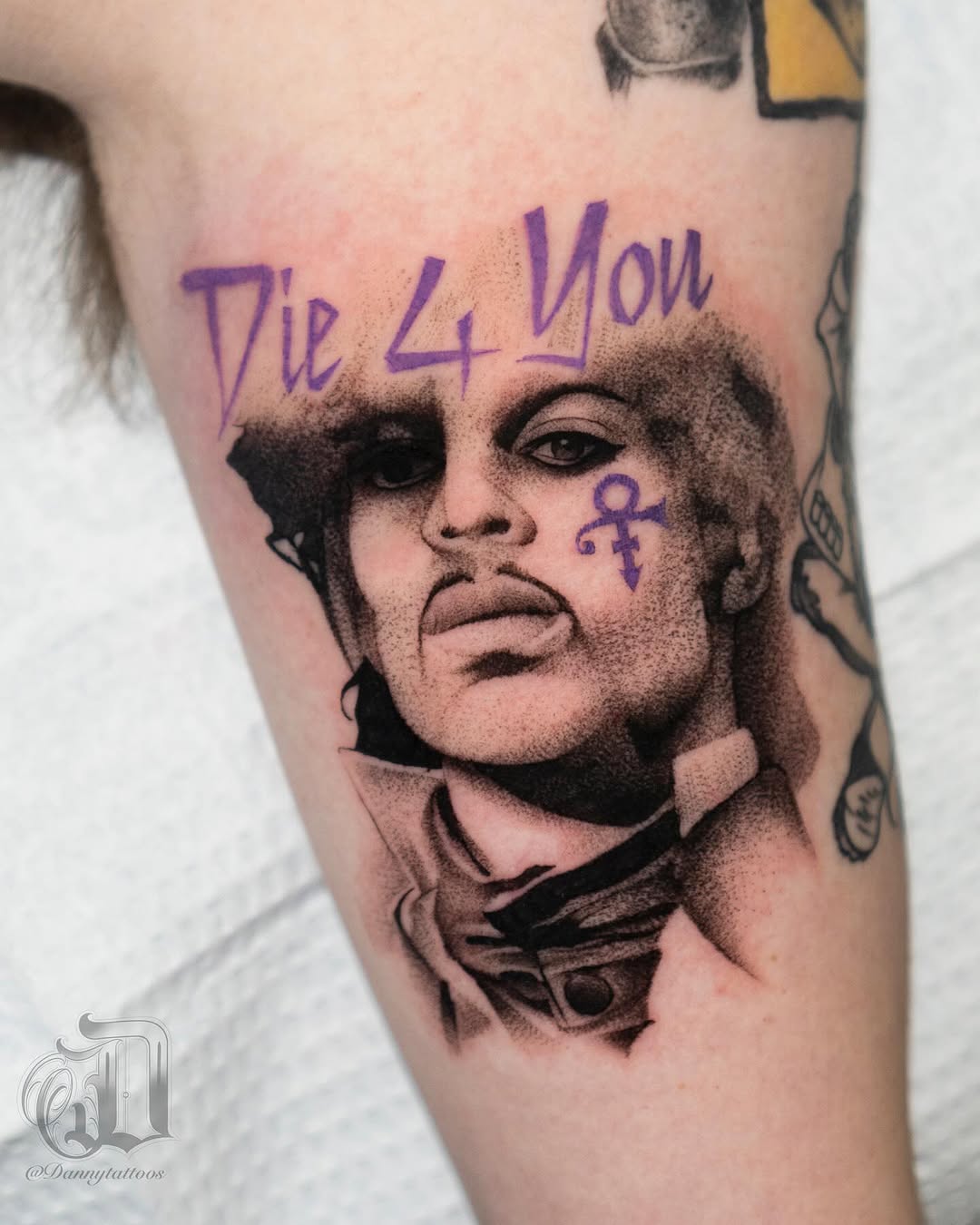 Prince portrait piece ☔️☔️☔️
•
•
•
•
#princetattoo #portraittalents #dallastattooartist #dfwtattoos #dentontx