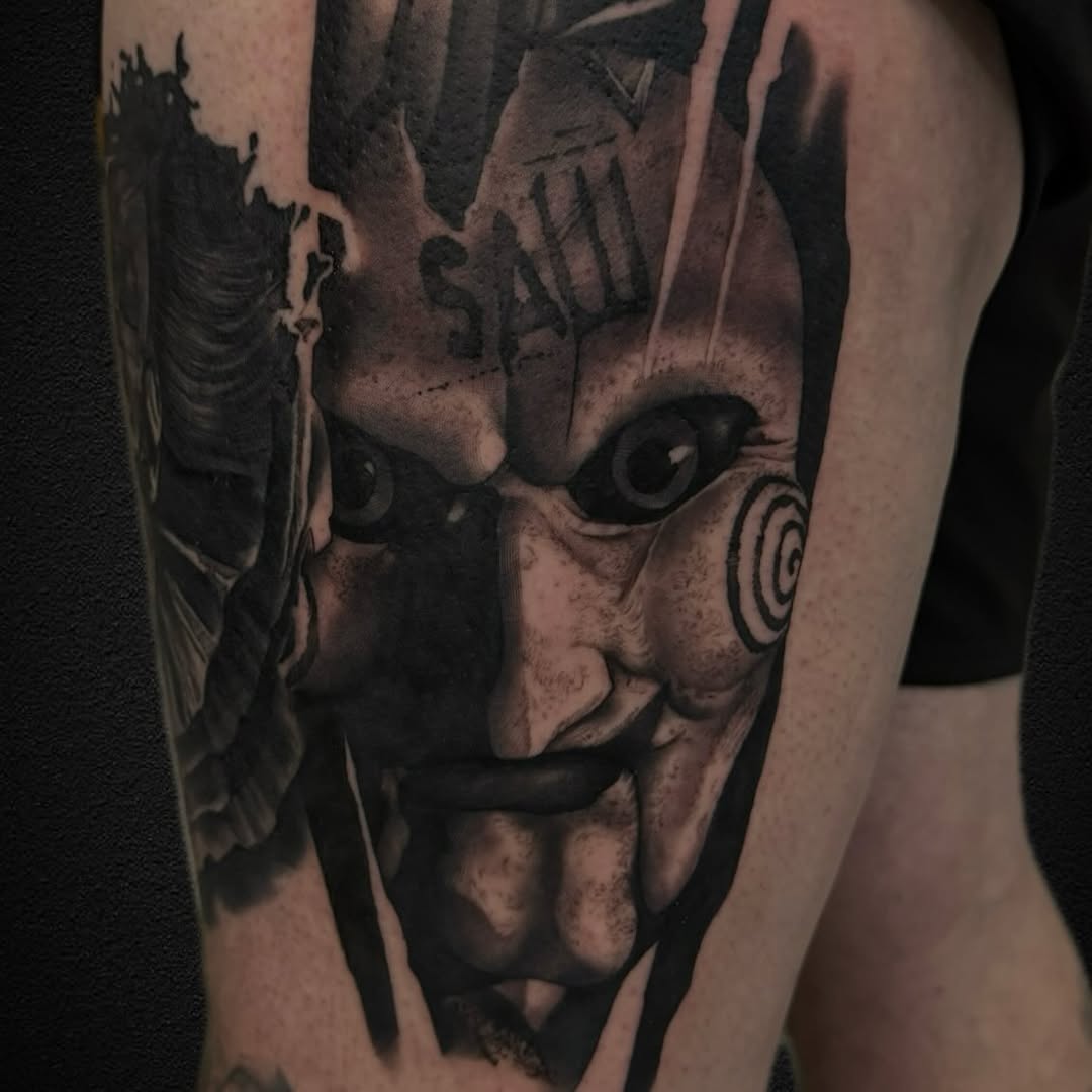 I want to play the game ⚜️

#tattooduesseldorf #tattoogermany #realisitctattoos #jigsaw #tattoonrw