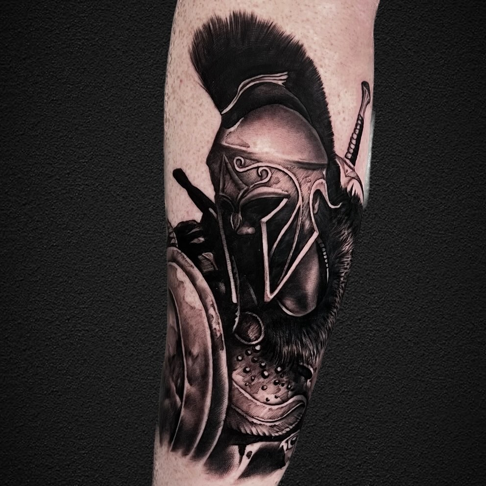 A warrior doesn’t quit — he conquers.⚜️
#warriortattoo #spartantattoo #realistictattoo #blackandgrey #tattooartist