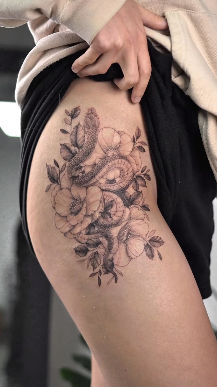 La piezas en la cadera siempre luciera increíble sin importar el tamaño.

Envía mensaje para platicar tu idea personalizada.

#cdmxtattoo #florestatto