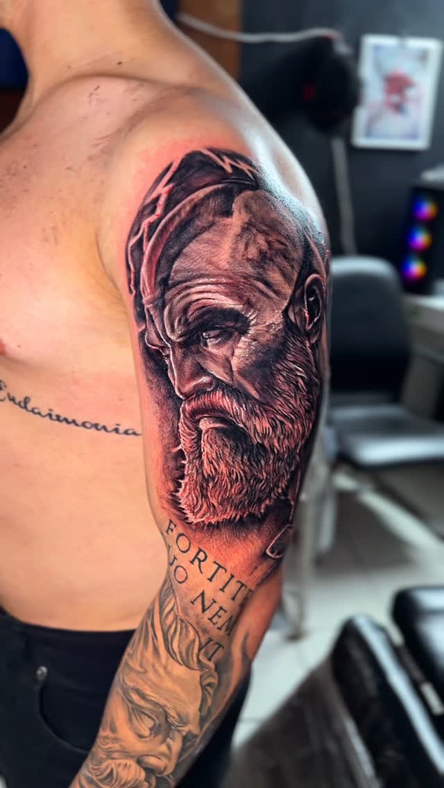 Trabajo realizado en 1 sesión  096111044.  Consulta al privado  #kratos #godofwar #tattoo #blackandwhite