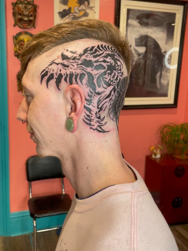 The day after @jack_son.l had the back of his head tattooed by @corrieleah He came back for this Blackwork Dragon Skull on the side of his Skull.

Tha