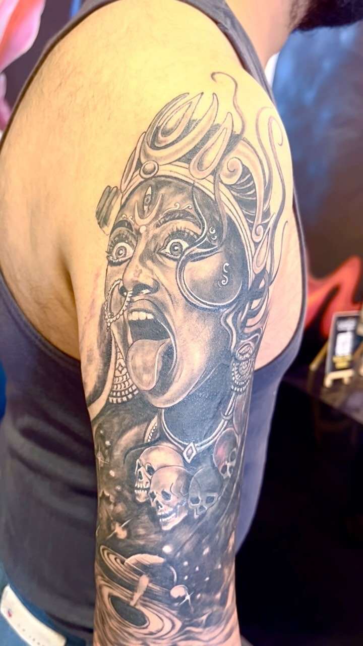 Seeking the perfect cover up to turn your old ink into something beautiful ?

BOOK YOUR APPOINTMENT @ @kawakari_tattoostudio 

Done by : @deepikas_ink