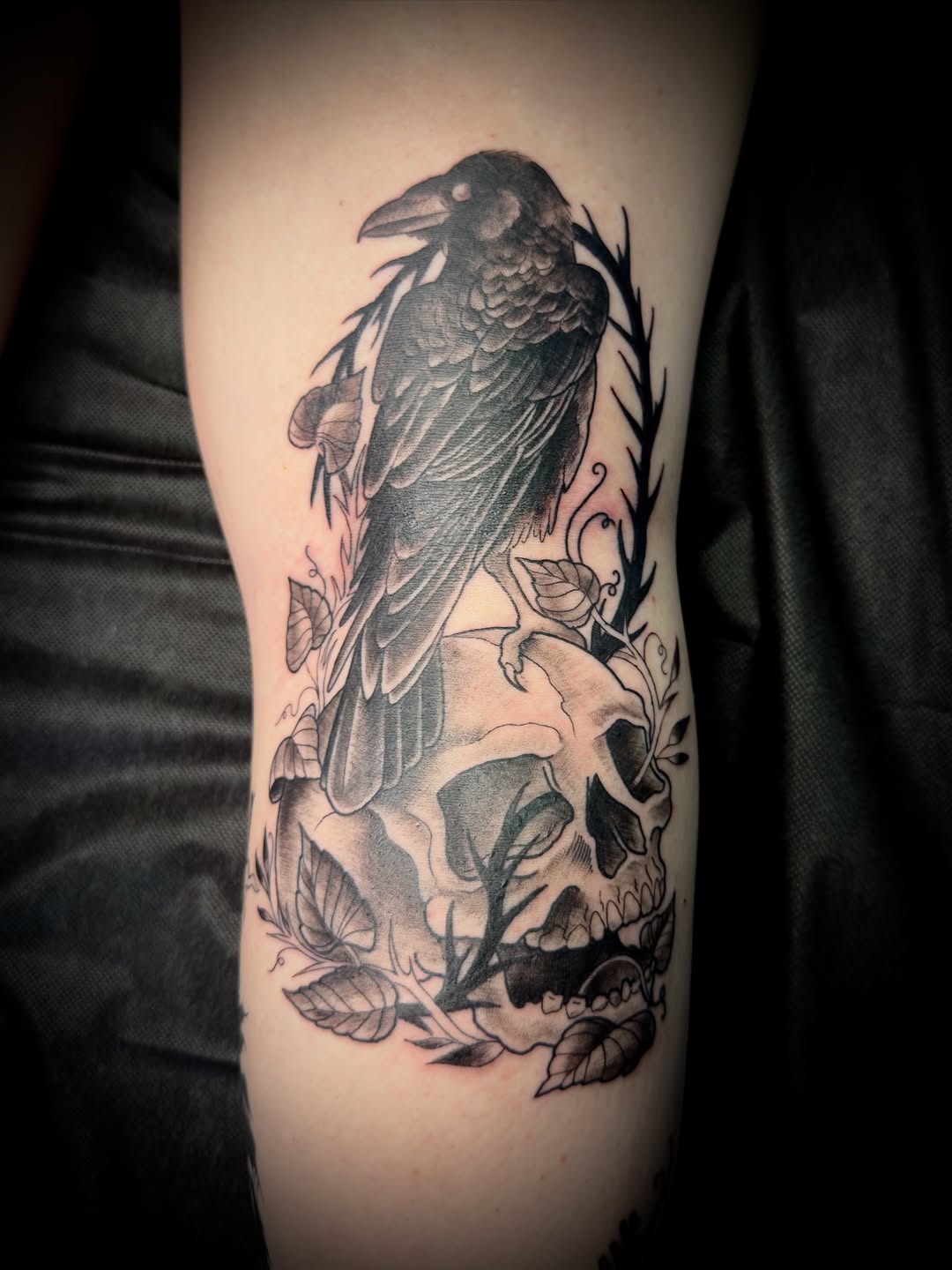 Another addition to the gothic leg sleeve. Right on the knee ditch  #raventattoo #skulltattoo