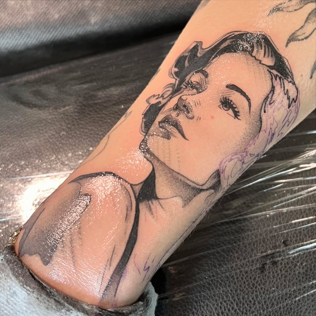 One of my "dapper girl" predrawn designs.  I want to do more pretty lady faces 