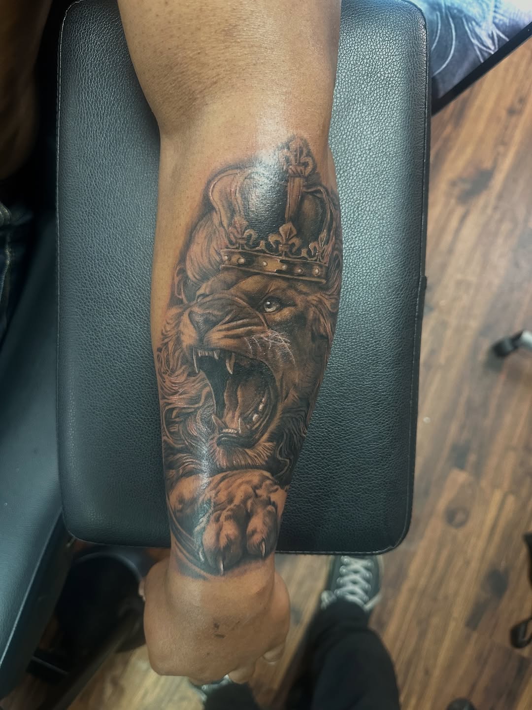 Yesterday I posted the reel. Today’s the still-frames.

Thanks again @cowboy_strollinn for the opportunity. 

#lion #blackandgrey #artist #art #denton