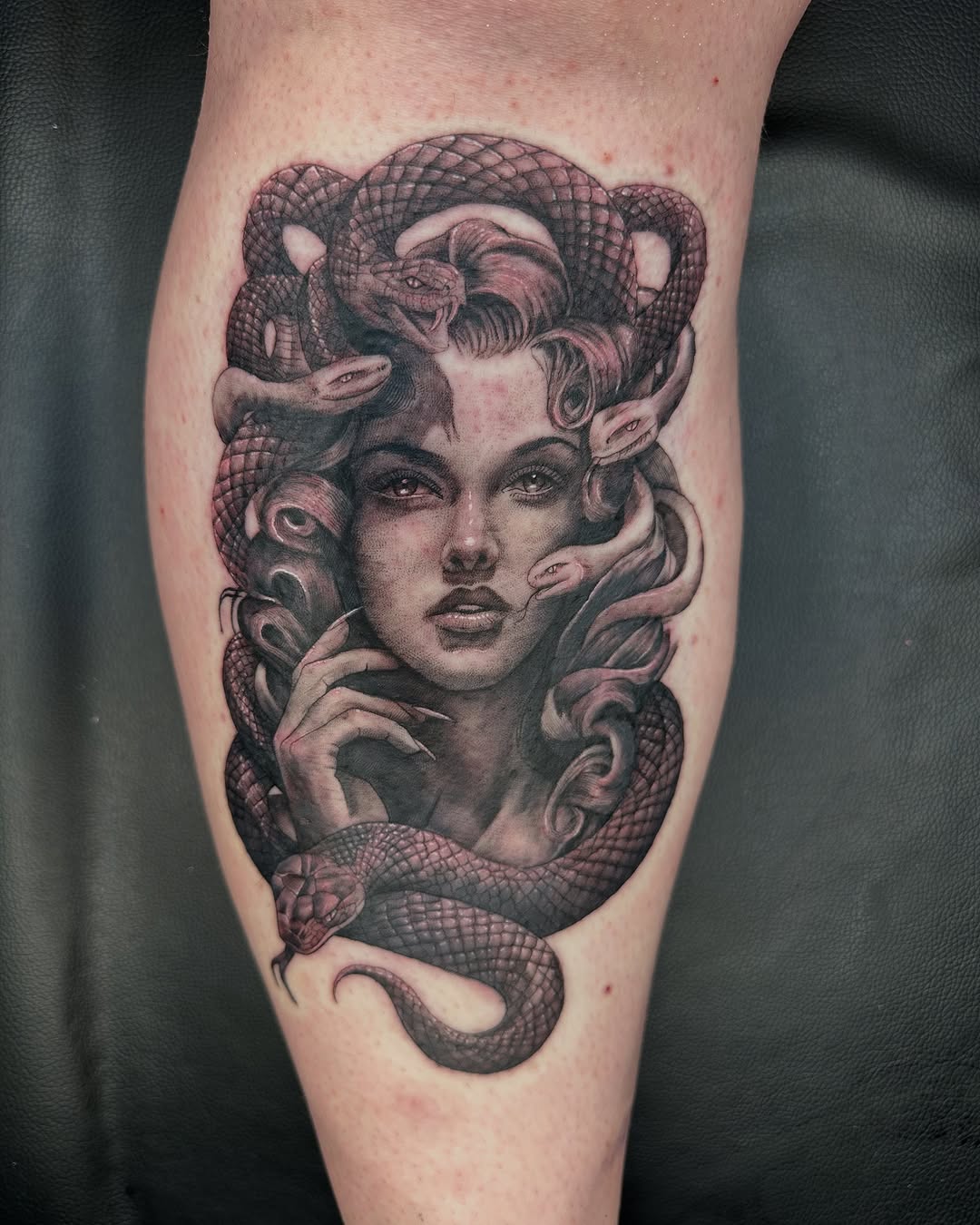 It’s always a pleasure getting to work on @amanda.yeatman especially when she also wants a project that’s apart of the promotion. This Medusa piece tu
