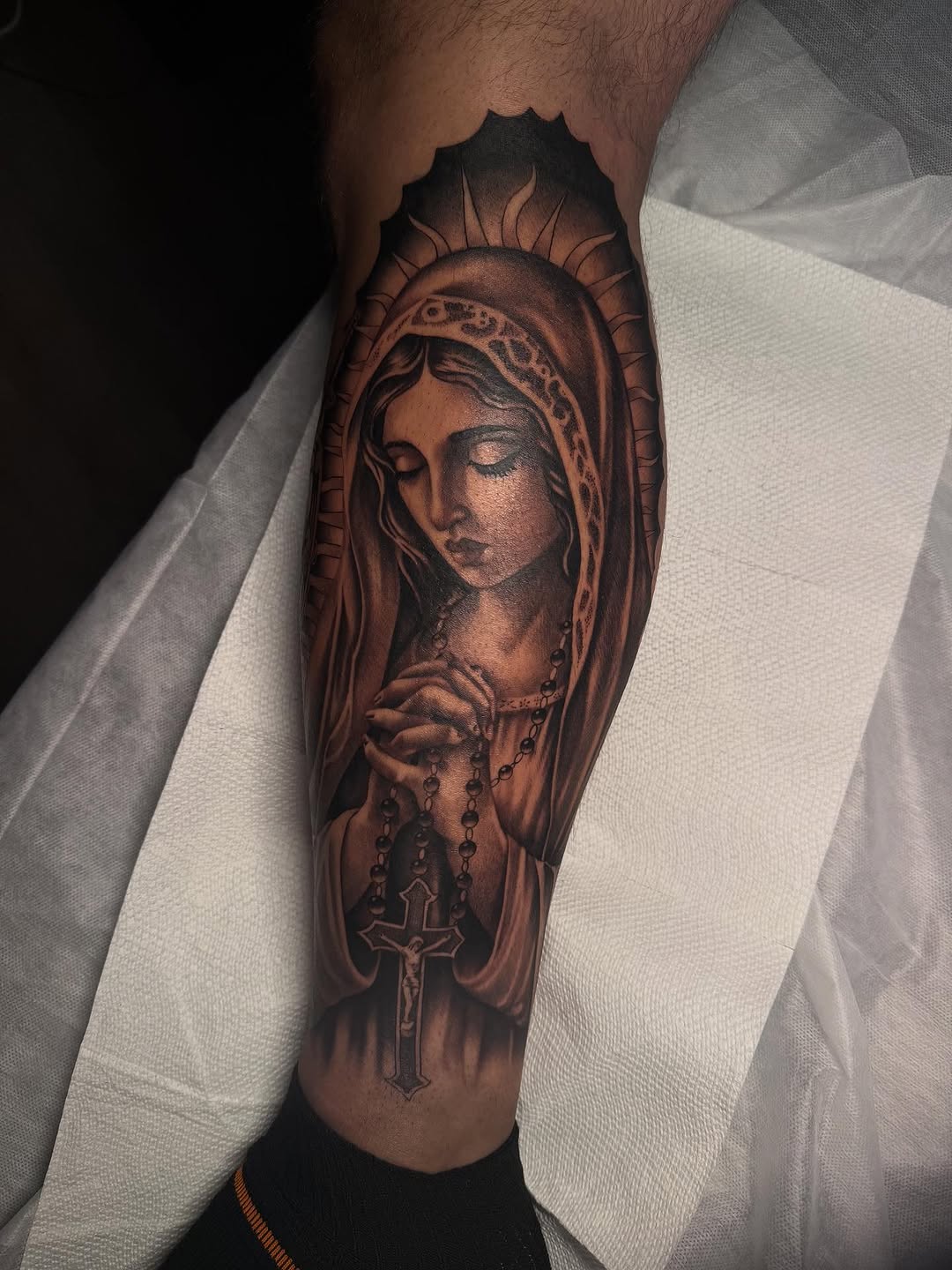 First tattoo of the year! Only up from here‍➡️
Fill out form in bio or dm for an appointment
Booking February / March 
#virginmarytattoo #virgendeguad