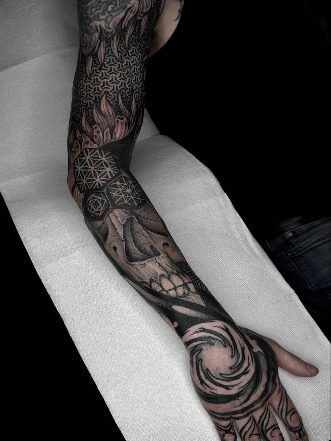 Abstract Blackwork 
Geometric 
Realism 
Bio-organic

Sponsor:
@reborntattoocare 
#REBORNFAMILY

Products:
@allegoryink 
@blackworkgloves 
@papa_cartri