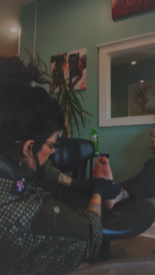 Walk with me through the D*ck foot Tattoo cover up !Siickkkk. ⛅️ @thesilverliningtattoo.ei 
#tattooartist #tattooshop  #coveruptattoo #emeraldislenc #