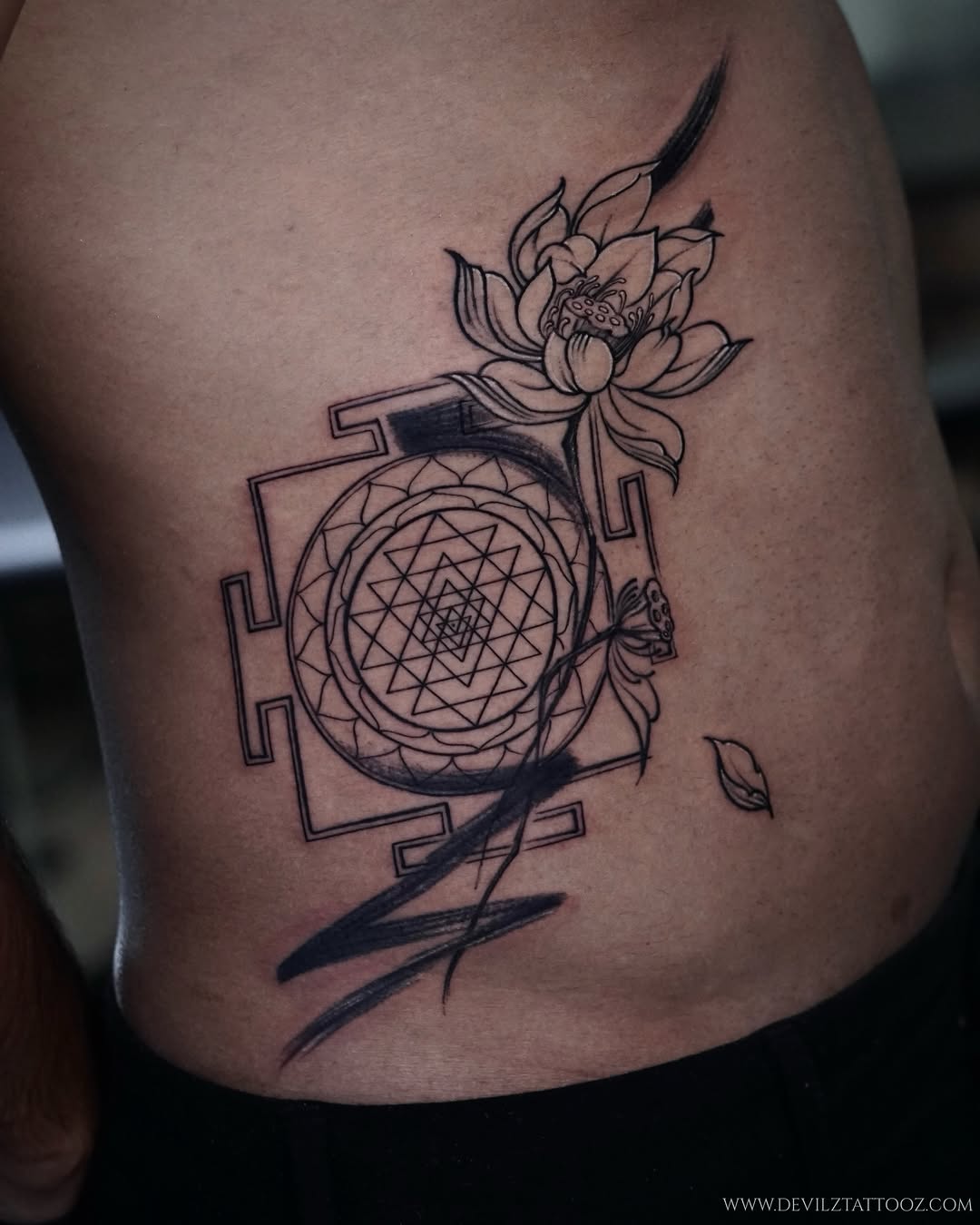 Sri Yantra and lotus design that reflects staying grounded while growing through life 

Artist @a.mani24 

#WhereDelhiGetsInked #LessTalkMoreRock #Dev