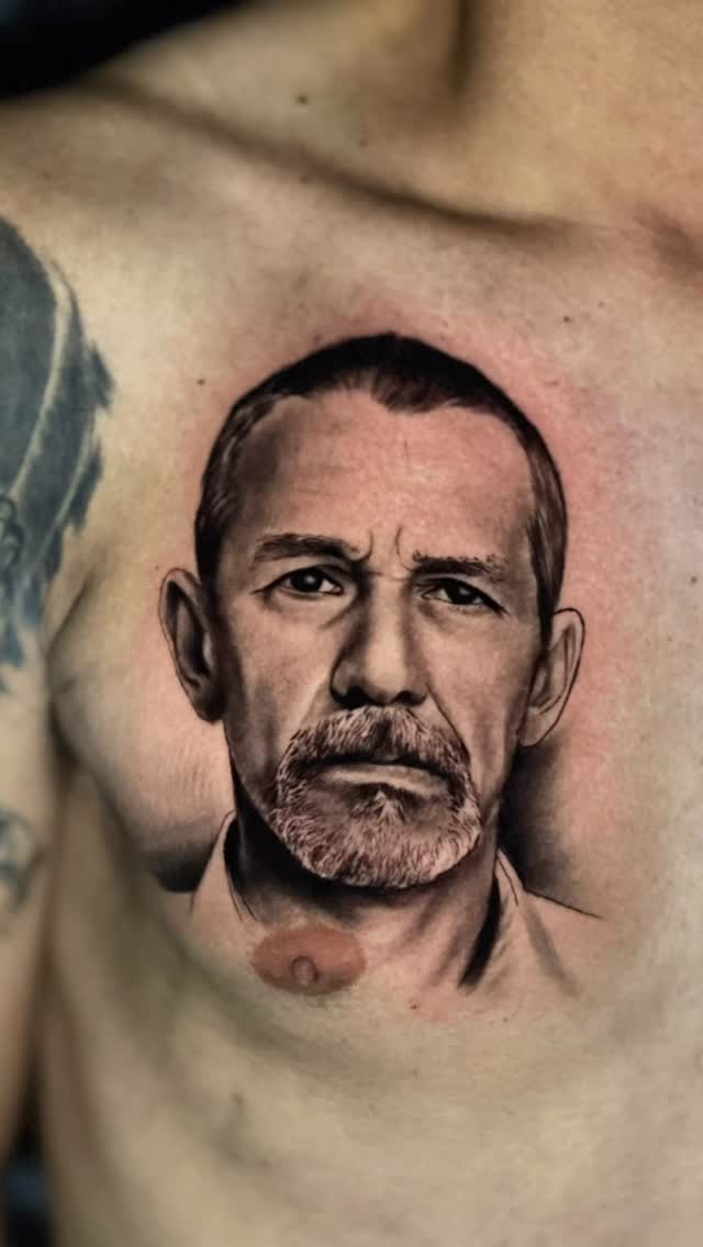 ⚜️PORTRAIT⚜️ Homenagem a quem se ama. E vc, tem alguém que marcaria na pele!? Fala cmg! Orçamentos via WhatsApp, link na bio. Gratidão 