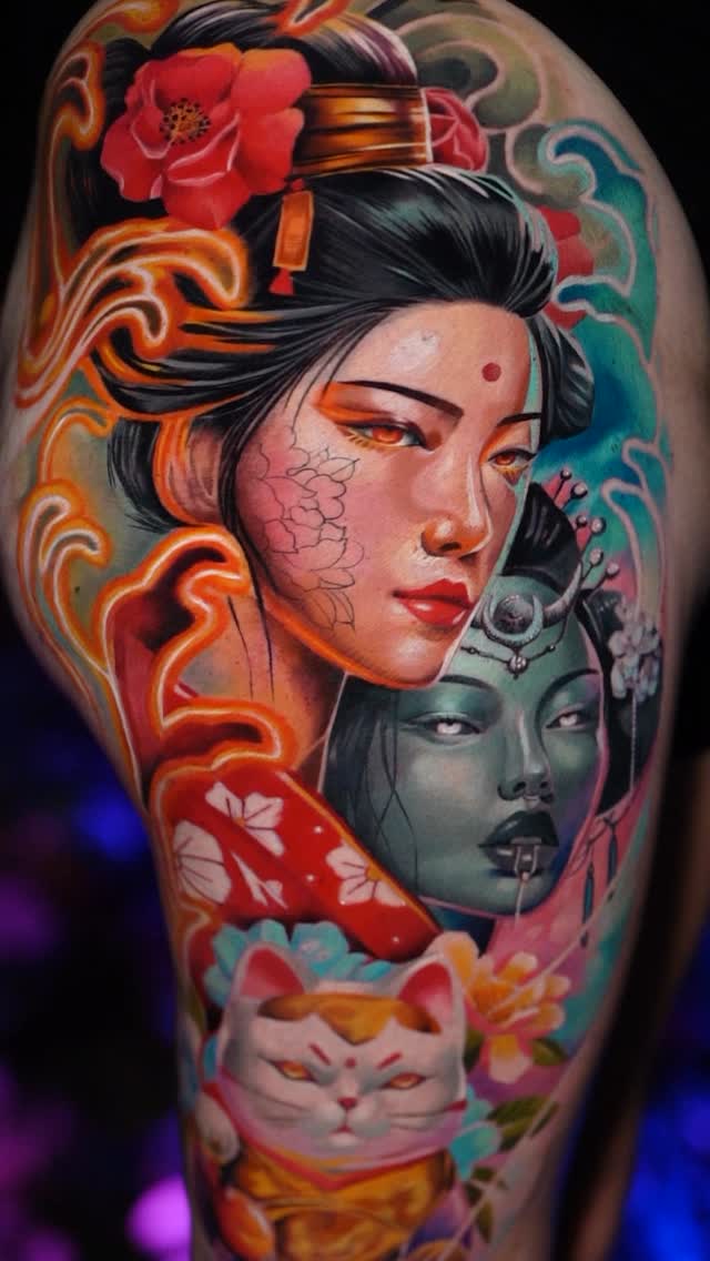 Tatuaje de geisha en dualidad , rostro humano cálido y otro metálico simbolizando lo espiritual y el maneki neko integrado como guardián de la energía