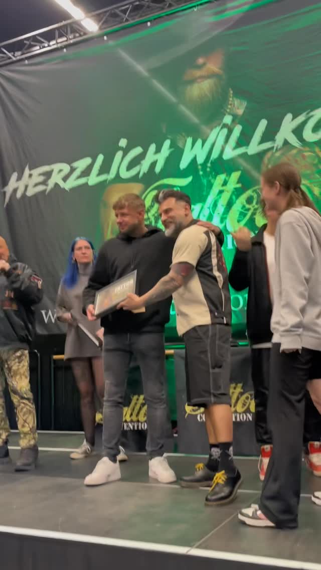 Heute mal die Perspektive gewechselt @hankykocak – nicht hinter der Nadel, sondern am Jurytisch 

Auf der Tattoo Convention in Moers durfte Hanky heut