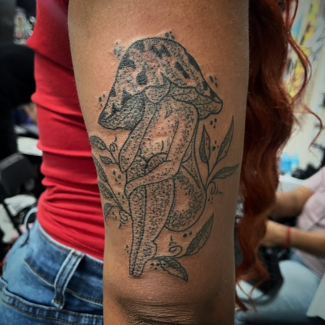 Fun one from a couple weeks ago!
#mushroomgirl#mushroomtattoo#floatingworldtattoosandbodypiercing #stippledtattoo