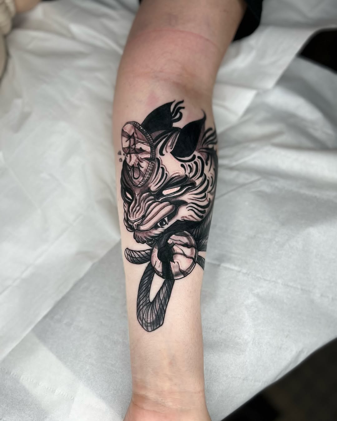 Une de mes pièces préférées du moment.
Merci pour d’avoir pris ce flash @didys33 

Pour info il me reste de la place à la @nantestattooconvention 

Ag