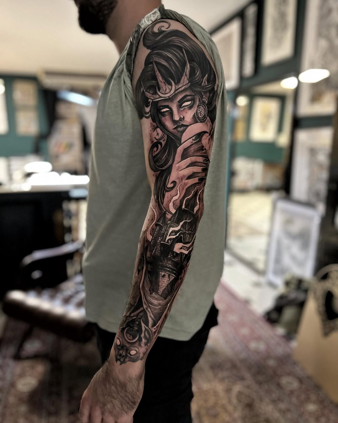 Enfin le bras de @arnaud_gaspar terminé !
Une chasse au vampire ! 
Merci pour la carte blanche mec!
FRENCH TATTOO ARTIST 
 
Owner @lacanneblanche - 
C