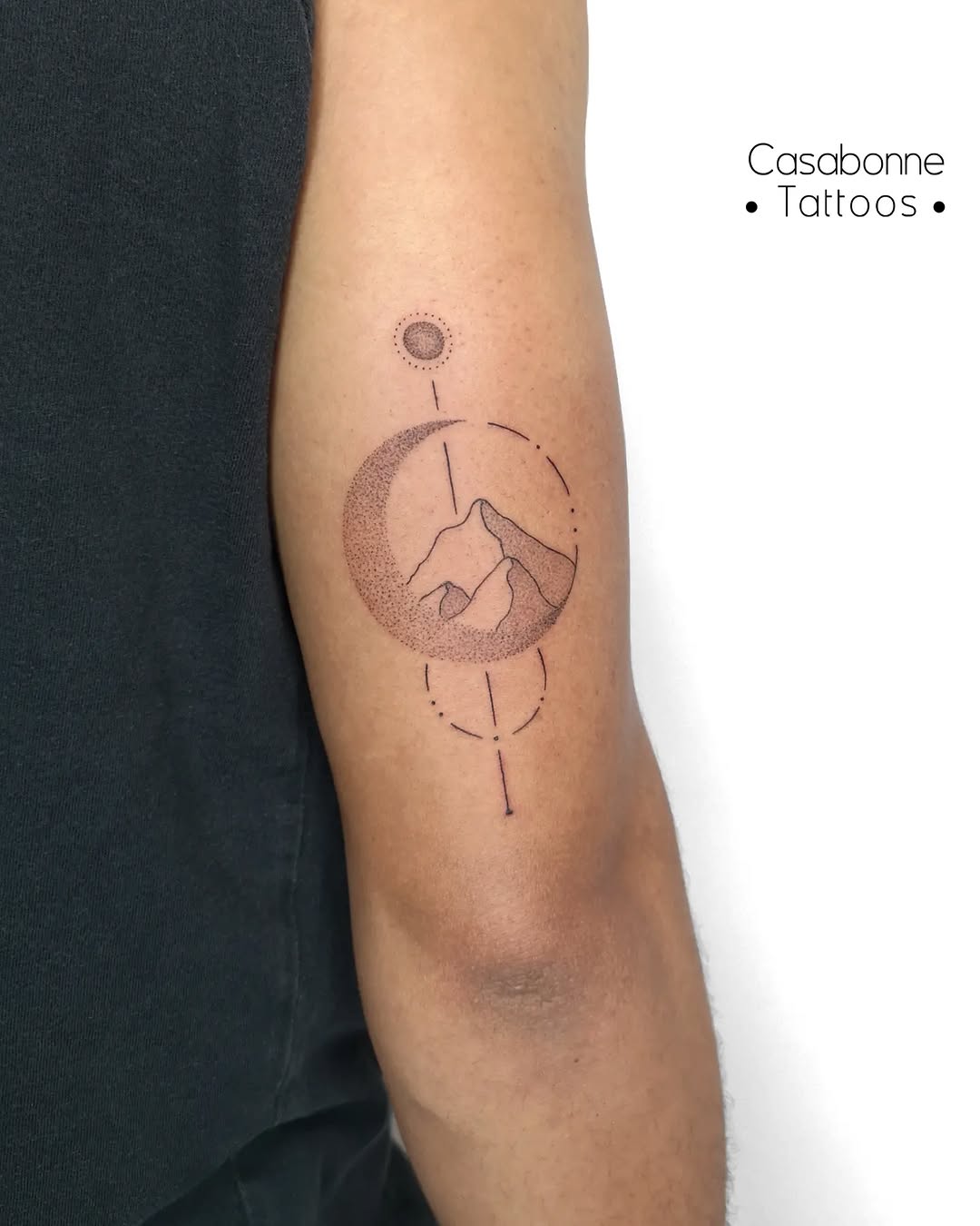 @alleksv : "Je cherchais à assembler dans un tatouage la montagne et la lune parce qu'elles ont une symbolique qui me tient à coeur. En découvrant le 