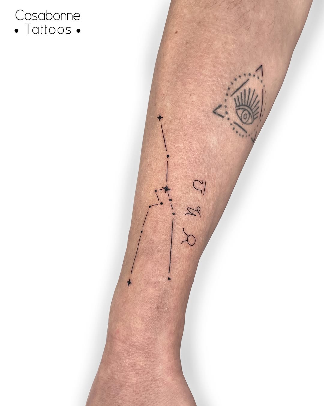 ✨ Un tatouage fin et personnel, entre constellation et symbolique.

Arnaud : « Jamais deux sans trois, pour mon troisième tattoo toujours dans le styl