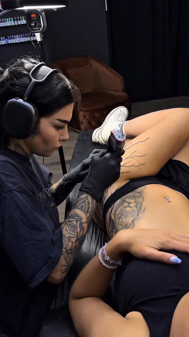 Komm und wir zeigen dir die Welt voller Kunst / Farbe und Vielfalt 

Deine Haut ist unsere Leinwand und von uns kannst du Kunst erwarten 

Von klein u