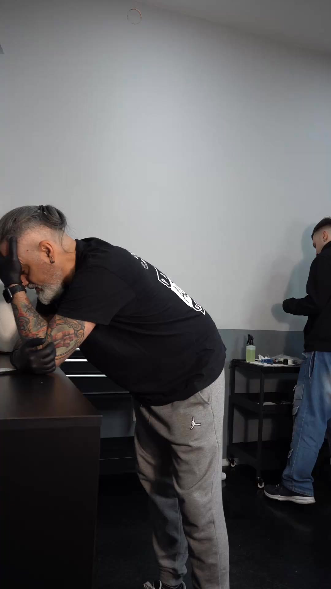 POV: Cristian racconta la settimana…
sembra che sia andata una meraviglia
Nel nostro studio anche i drammi dei tatuatori finiscono con stile e inchio