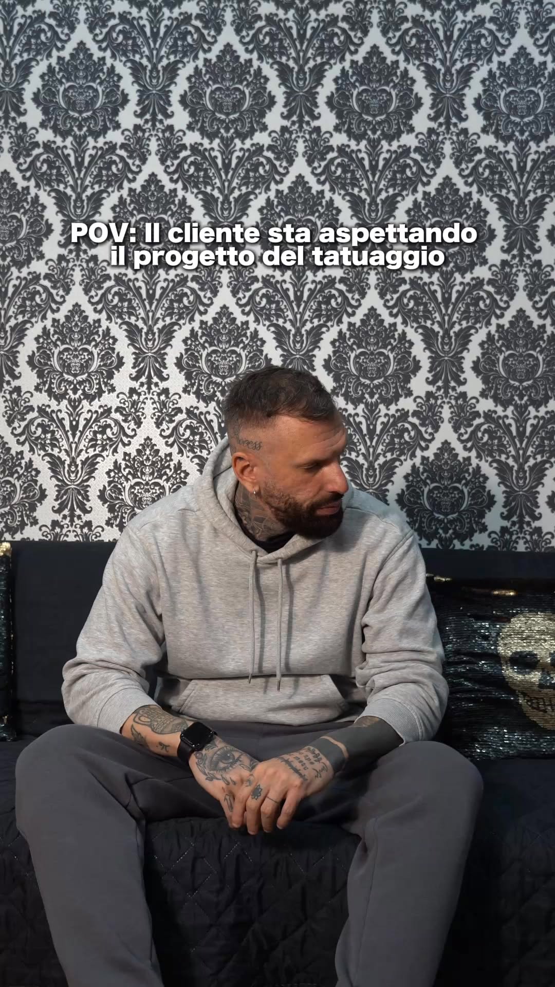 POV: il cliente aspetta il progetto del tatuaggio…
e aspetta… e aspetta ancora… ⏳
Il tatuatore nel frattempo? Concentratissimo sull’iPad… ma a giocare