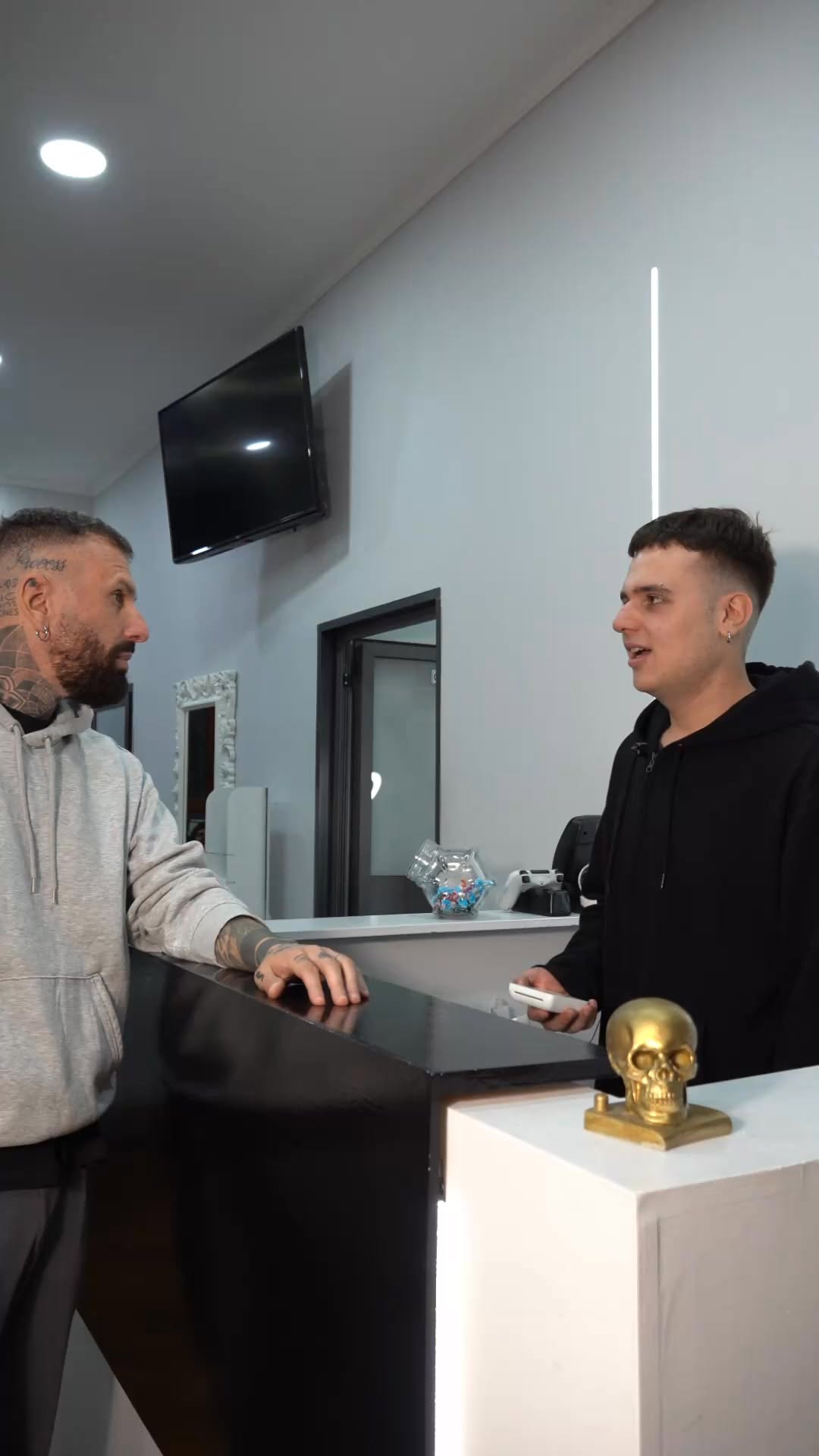 POV: il cliente sta pagando col POS
Io mi nascondo strategicamente…
Appena poggia la carta: “Mi aspettavi? Ti facevo pure lo sconto!”
Plot twist: t