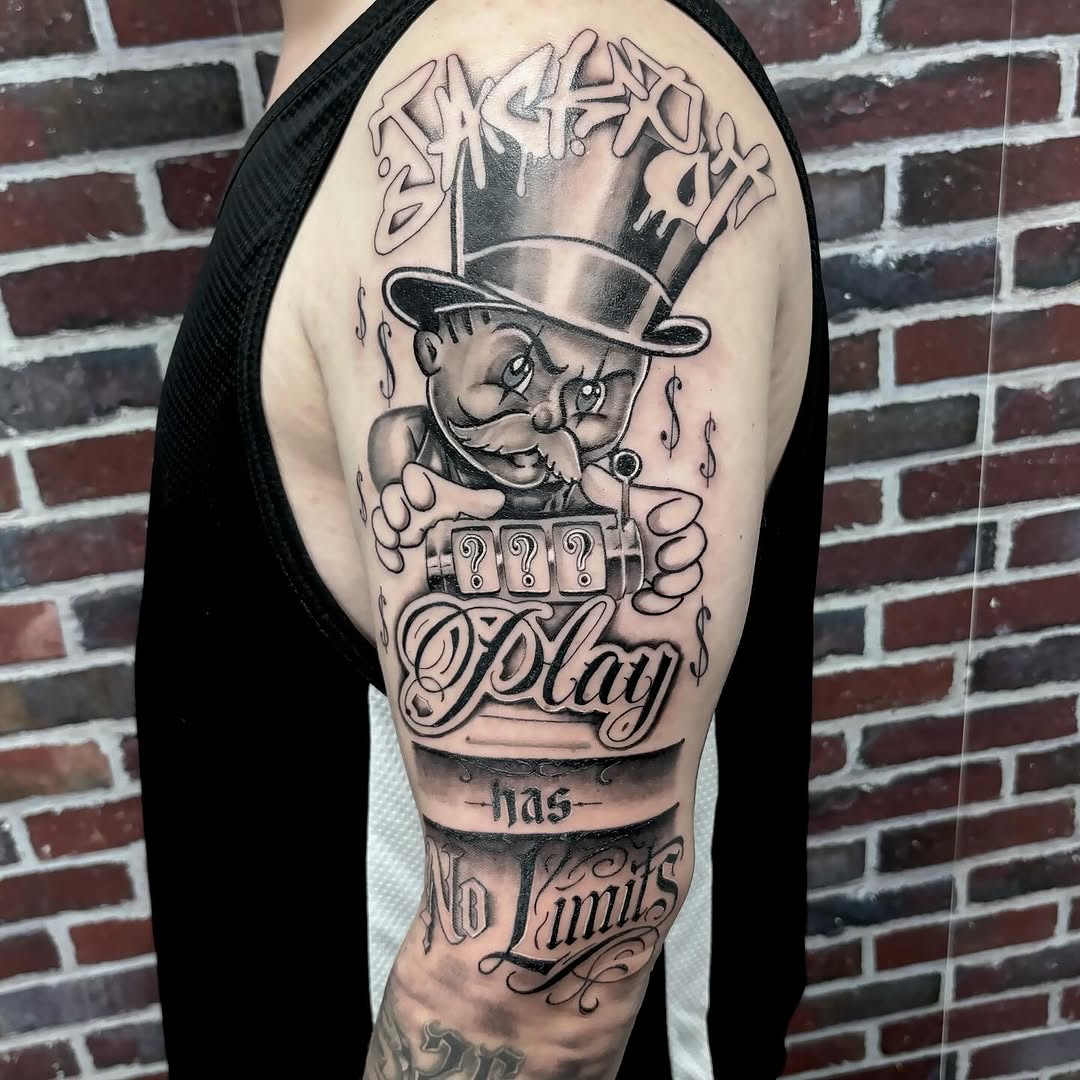 “Play has no limits…”
Deux jours de taff, 10h d’intensité pour cette demi-manchette en pur style chicano.
Thème : l’argent, le jeu, la chance — mais s